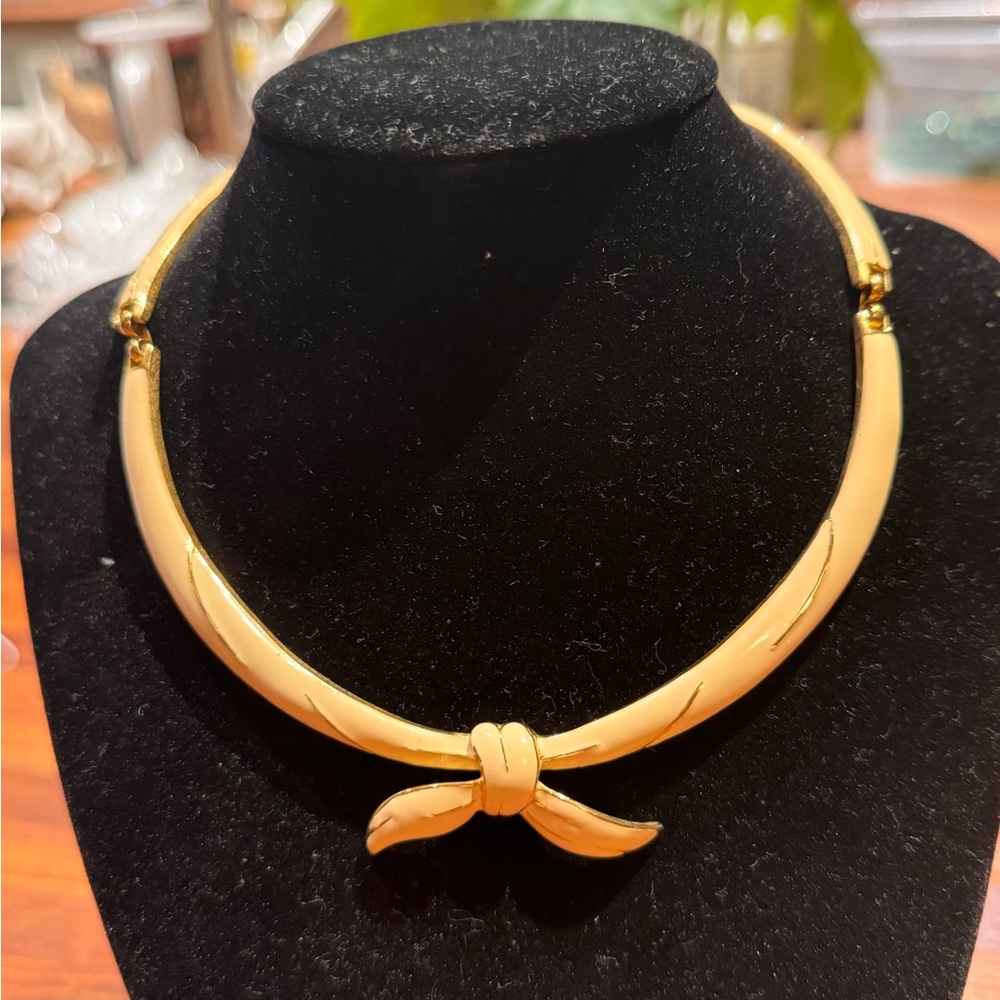 Vintage MONET Gold-Tone Choker Necklace with Bow – Classic Statement Jewelry